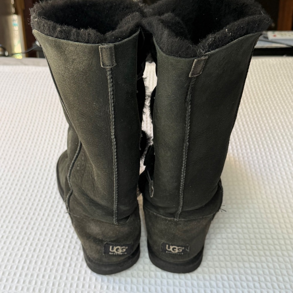 UGG Australia Bailey Button Triplet Black Sheepskin Boots 1873 Womens 9 - Picture 3 of 8